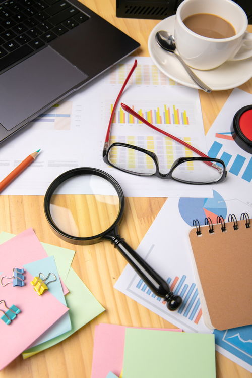 放大镜文件夹 办公用品中的商务摄影艺术